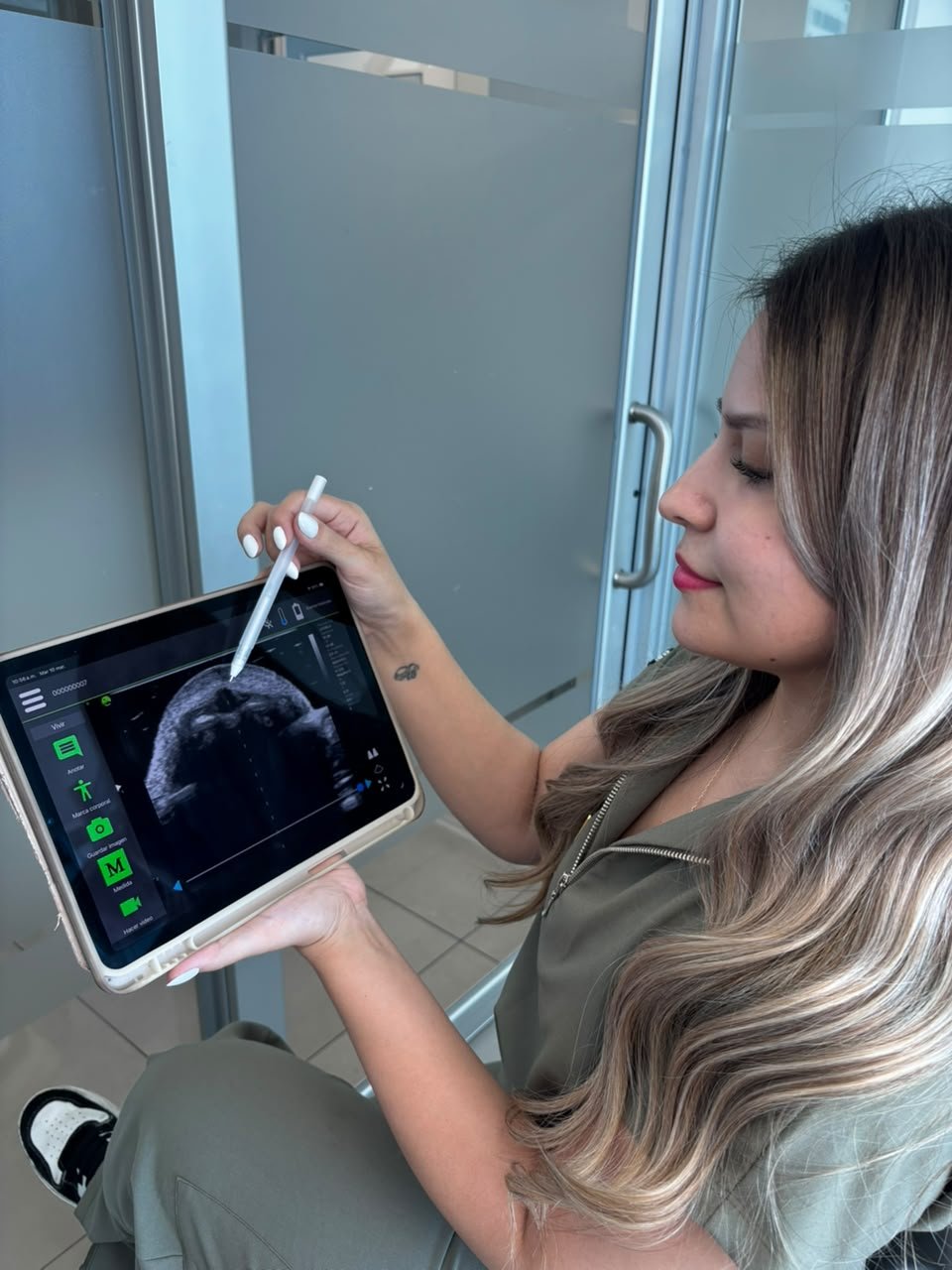 Dra. María-Francisca Ulloa realizando ecografía facial en consulta